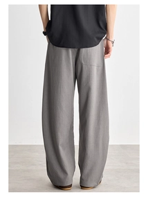 Gros plan d'un pantalon large pour hommes avec poche arrière et texture verticale