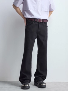 Jean noir évasé ajusté pour homme style cleanfit avec ceinture et chemise lilas