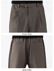 Vue détaillée de la taille ajustable avec boucle et texture plissée du pantalon homme