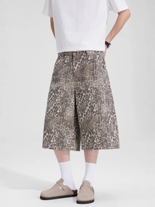Pantaloncini di jeans uomo stile high street con stampa leopardata invecchiata a gamba larga