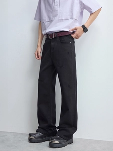 Jean noir homme coupe évasée style cleanfit avec détails usés et tissu à tomber fluide