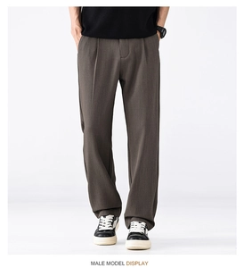 Détail du pantalon en soie glacée gris foncé pour hommes montrant le drapé et les plis