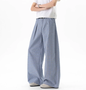 Détail du pantalon décontracté à carreaux bleu et blanc avec coupe droite et large