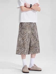 Pantaloncini in denim stile street americano con stampa leopardata e gamba larga