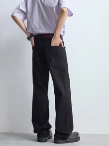 Jean noir évasé pour homme avec coupe cleanfit et détails légèrement usés au dos