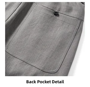 Détail de la poche arrière grise du pantalon avec coutures de qualité et bouton