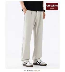 Détail du pantalon d'été pour homme en soie glacée blanc cassé avec drapé plissé chic