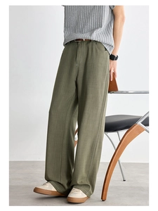 Vista dettagliata dei pantaloni a gamba dritta verde militare con trama a righe verticali