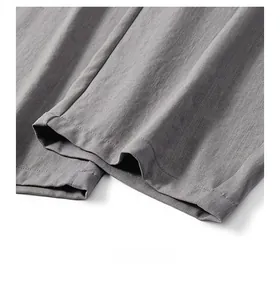Détail macro de la couture de l'ourlet et texture lin sur ce pantalon gris décontracté