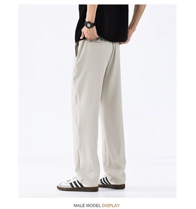 Détail de la coupe droite et du tombé fluide du pantalon décontracté gris vue de dos