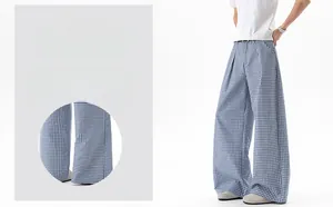 Détail macro du tissu à carreaux bleu respirant et coupe décontractée du pantalon large homme