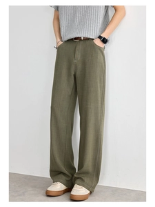 Dettaglio dei pantaloni verde oliva con trama verticale e vestibilità ampia da uomo