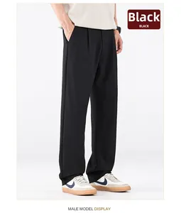 Détail du pantalon en soie glacée noire pour hommes avec drapé et plis élégants