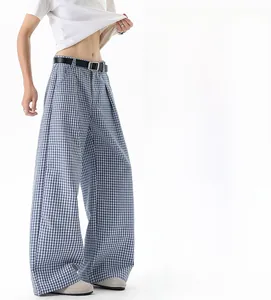 Vue détaillée du pantalon à carreaux bleus et blancs avec ceinture noire fine