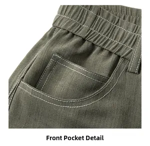 Dettaglio della tasca anteriore dei pantaloni cargo verde oliva con cuciture bianche