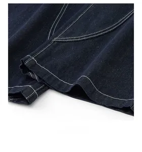 Vue détaillée de l'ourlet en denim bleu foncé avec des surpiqûres blanches contrastées