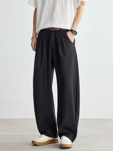 Pantalon homme noir droit avec taille plissée au style minimaliste moderne