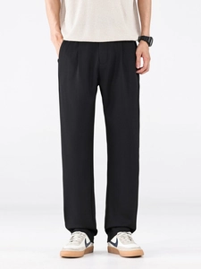 Pantalon noir homme coupe droite en soie glacée avec texture drapée et plis à la taille