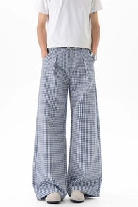 Détail d'un pantalon décontracté pour homme à carreaux bleus et blancs avec coupe large