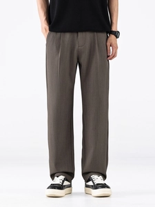 Pantalon décontracté plissé en soie glacée pour hommes en gris-brun avec un drapé fluide