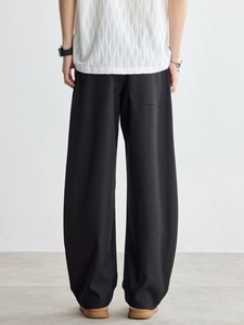 Pantalon large noir pour homme avec poche arrière et tombé fluide de style classique