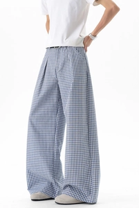 Détail du pantalon casual à carreaux bleus avec coupe large et texture douce de qualité