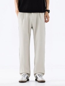 Pantalon décontracté homme en soie glacée jambe droite avec plis et beau tombé gris clair