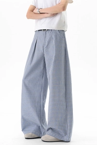 Détail du pantalon à carreaux bleu et blanc avec poches latérales et coupe droite décontractée