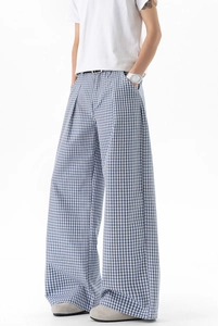 Détails du pantalon ample à carreaux bleus et blancs avec taille haute et jambe droite