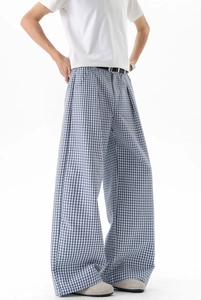 Vue détaillée du pantalon à carreaux bleus pour homme avec coupe large et fluide
