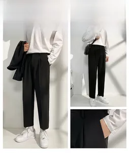 Détails du pantalon noir coupe droite pour homme en version longue et sept-huitièmes