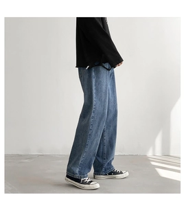 Zijaanzicht van een retro gewassen blauwe denim jeans met wijde rechte pijpen