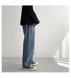 Zijaanzicht van vintage blauwe herenjeans met wijde pijpen en een losse pasvorm