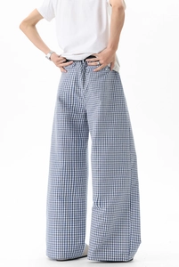 Détail du pantalon large décontracté à carreaux bleus et blancs montrant le drapé du tissu