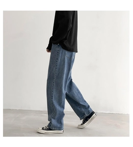 Detailopname van een blauwe baggy jeans voor heren met wijde pijpen en een premium textuur