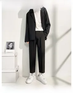 Costume noir ajusté pour hommes avec blazer à boutonnage simple et pantalon court habillé