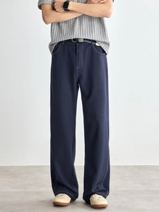 Pantaloni uomo blu navy gamba dritta con cuciture bianche a contrasto e vestibilità