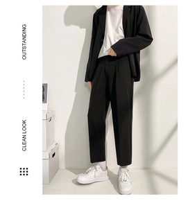 Costume noir minimaliste coupe ajustée pour homme avec veste et pantalon de bureau