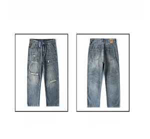 Détails du jean large bleu délavé avec déchirures et patch en cuir à la taille arrière