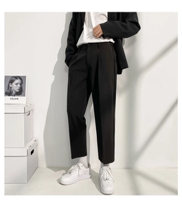 Détail du pantalon noir pour homme en coupe droite avec un style coréen minimaliste élégant