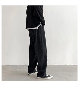Detailoverzicht van de baggy zwarte vintage streetwear jeans met gewassen denim textuur