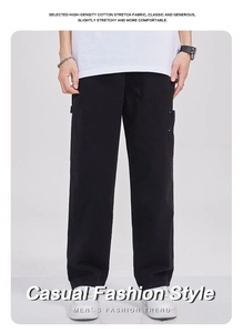 Détail du tissu en coton extensible haute densité sur un pantalon cargo noir droit