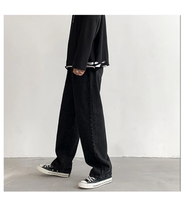 Zijaanzicht van de losse zwarte herenjeans met wijde pijpen in een casual streetwear-stijl