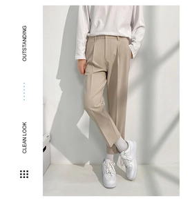 Vue détaillée du pantalon beige clair pour homme avec pli central et coupe droite