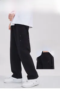 Vue détaillée du pantalon cargo noir en coton extensible avec poches arrière créatives