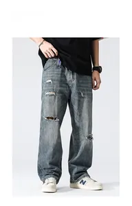 Détails de ce jean bleu vintage usé avec des textures de denim déchiré naturelles
