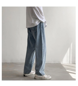 Zijaanzicht van een lichtblauwe herenjeans met wijde pijpen en vintage rechte snit