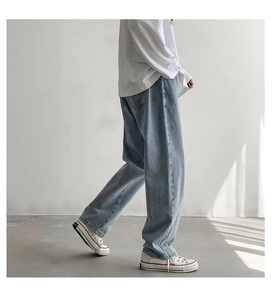 Detailopname van lichtblauwe vintage denim jeans met een losse, rechte pasvorm