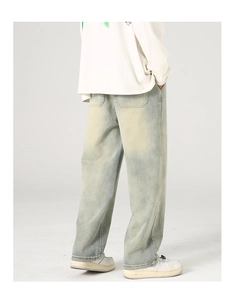 Vue arrière du jean droit ample avec lavage vintage teinté jaune et poches arrière