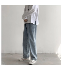 Zijaanzicht van lichtblauwe wide-leg jeans met gewassen textuur en rechte pasvorm